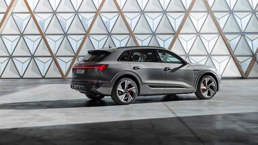 У Audi появился электрический Q8: это обновлённый e-tron