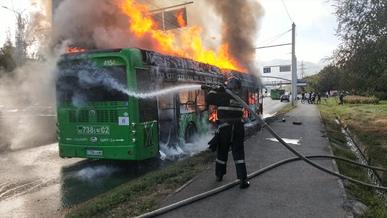 Маршрутный автобус Golden Dragon сгорел дотла в Алматы
