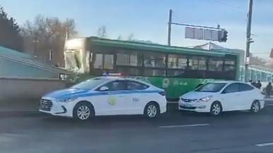 Маршрутный автобус протаранил входной павильон в метро в Алматы