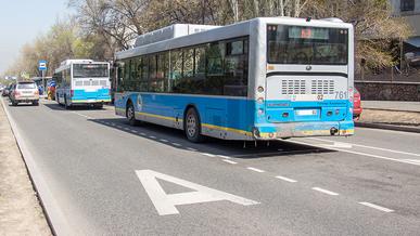 Водителей автобусов в Алматы штрафовали за… езду по выделенке