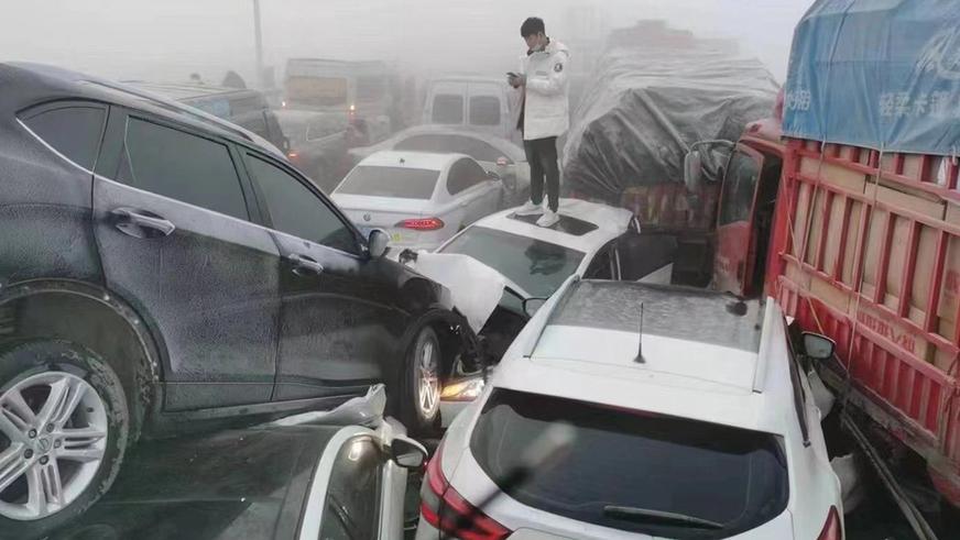 Около двухсот машин столкнулись в Китае из-за тумана