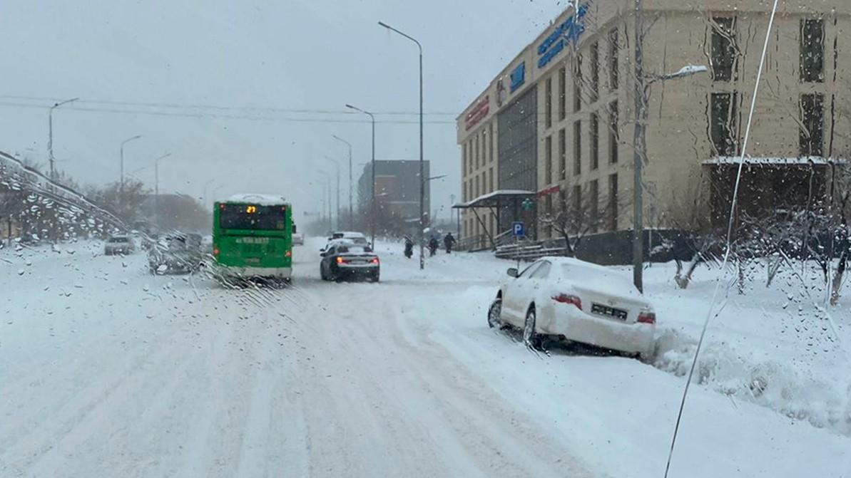 Дороги на юге Казахстана обильно покрыло снегом