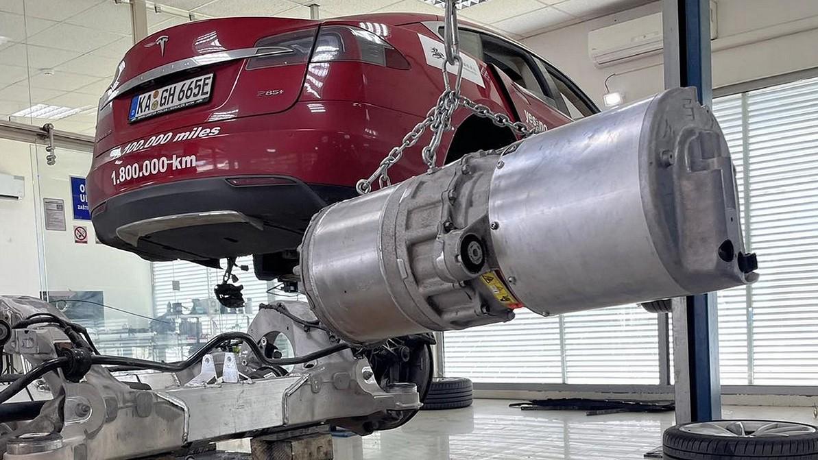 На Tesla Model S за 2 миллиона километров сменили 14 моторов