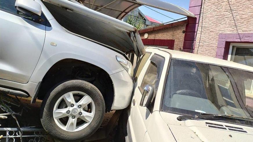 Фото дня: Toyota Land Cruiser протаранил ворота дома в Алматы