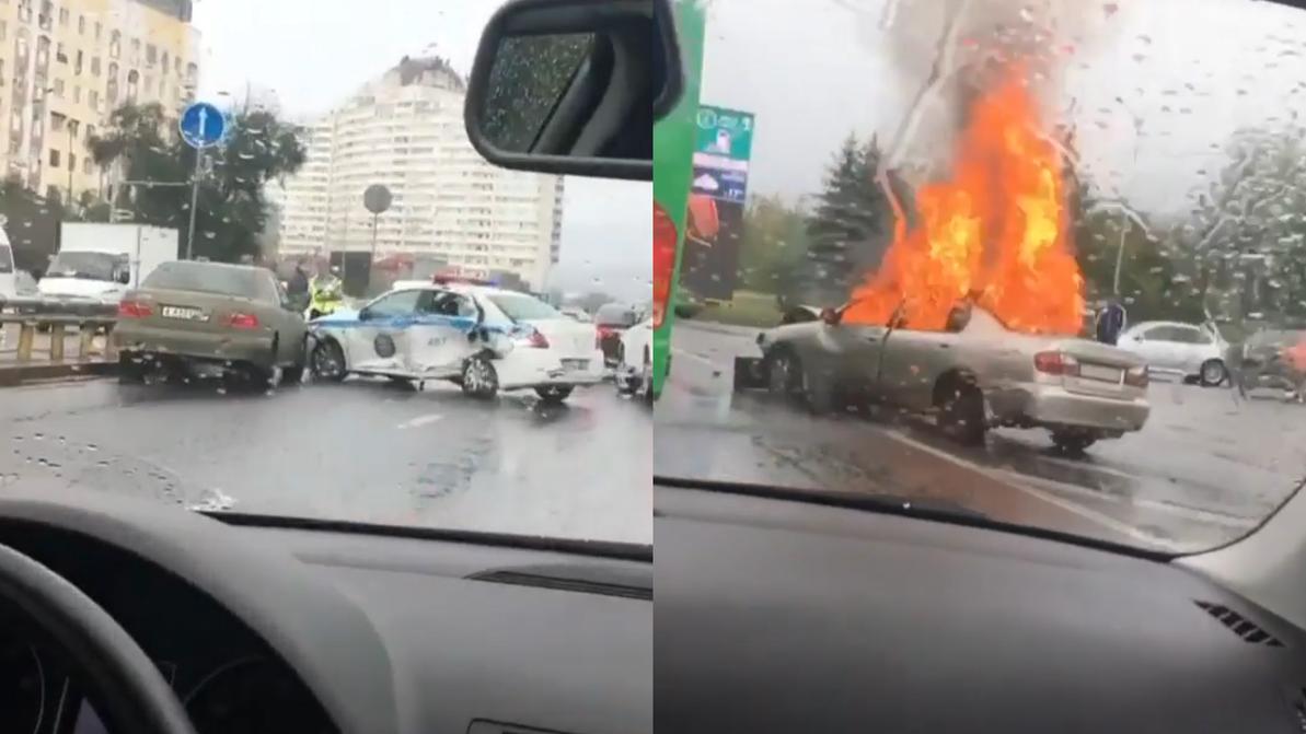 Горящий Nissan Primera протаранил полицейское авто в Алматы