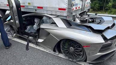 Lamborghini Aventador залетел под фуру в США