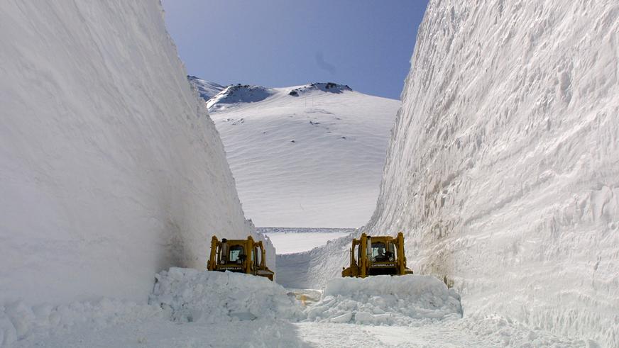 Необычные дороги мира: по снежному коридору к горе Татеяма