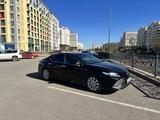 Toyota Camry 2018 года за 13 299 990 тг. в Астана – фото 2
