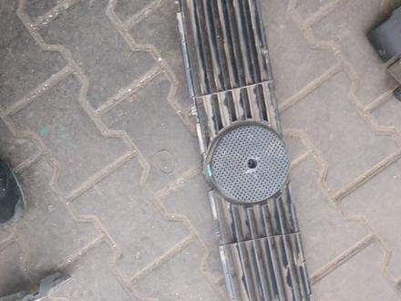 Решетка радиатора viano Mercedes Vito Viano — W638 2003-2010 за 20 000 тг. в Алматы – фото 2