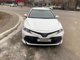 Toyota Camry 2018 года за 12 500 000 тг. в Уральск – фото 2