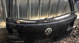 Крышка багажника на таурег Touareg за 35 000 тг. в Алматы – фото 2