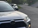 Toyota RAV 4 2021 года за 14 200 000 тг. в Алматы – фото 2