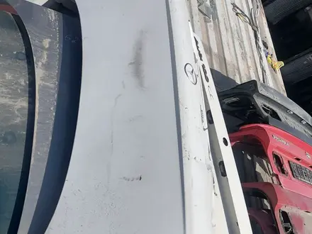 Крышка багажника Мерседес 210 Е320 седан 97г за 3 000 тг. в Алматы – фото 3