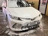 Toyota Camry 2021 года за 20 400 000 тг. в Атырау – фото 4