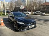 Toyota Camry 2021 года за 17 900 000 тг. в Алматы