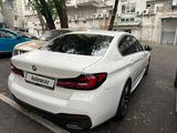 BMW 520 2022 года за 28 450 000 тг. в Алматы – фото 3