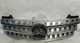 Решетка центральная радиатора на Mercedes-Benz w164 ML за 75 000 тг. в Алматы