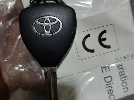 Ключ с передатчиком центрального замка Toyota COROLLA 150 за 30 000 тг. в Алматы – фото 2