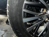 Комплект оригинальных дисков с зимней резиной на а/м Lexus lx 570. за 550 000 тг. в Павлодар – фото 3