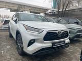 Toyota Highlander Prestige 2022 года за 32 600 000 тг. в Атырау