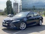 Toyota Camry 2020 года за 19 700 000 тг. в Алматы – фото 2