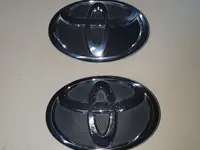Эмблема решётки радиатора Toyota Camry за 5 000 тг. в Алматы