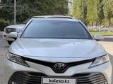 Toyota Camry 2018 года за 16 800 000 тг. в Алматы – фото 2