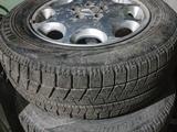 Зимние покрышки Bridgestone с заводскими дисками от Mercedes w140 за 200 000 тг. в Сарыагаш – фото 2