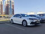 Toyota Camry 2022 года за 23 300 000 тг. в Астана – фото 2