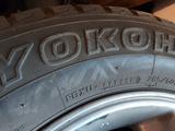 Комплект заводских дисков Тоyota с зимней резиной Йокогама от Крузака за 280 000 тг. в Алматы – фото 5