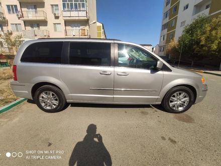 Chrysler Town and Country 2010 года за 5 000 000 тг. в Атырау – фото 13