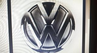 Эмблема решетки радиатора VW Polo за 15 000 тг. в Атырау