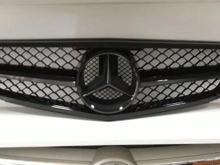 Решетка радиатора Mercedes w204 AMG 6.3 за 80 000 тг. в Алматы