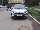 Toyota RAV 4 2020 года за 17 500 000 тг. в Уральск – фото 3