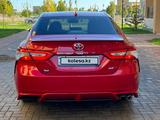 Toyota Camry 2020 года за 11 500 000 тг. в Туркестан – фото 2