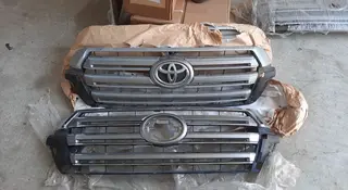 Решетка радиатора Toyota Land Cruser 200 за 75 000 тг. в Алматы